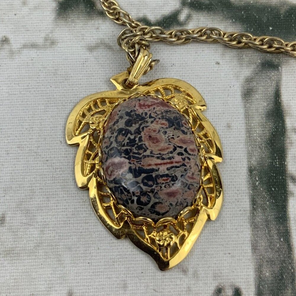 Agate Stone On Gold Toned Leaf Pendant Necklace Chain Fashion Jewelry